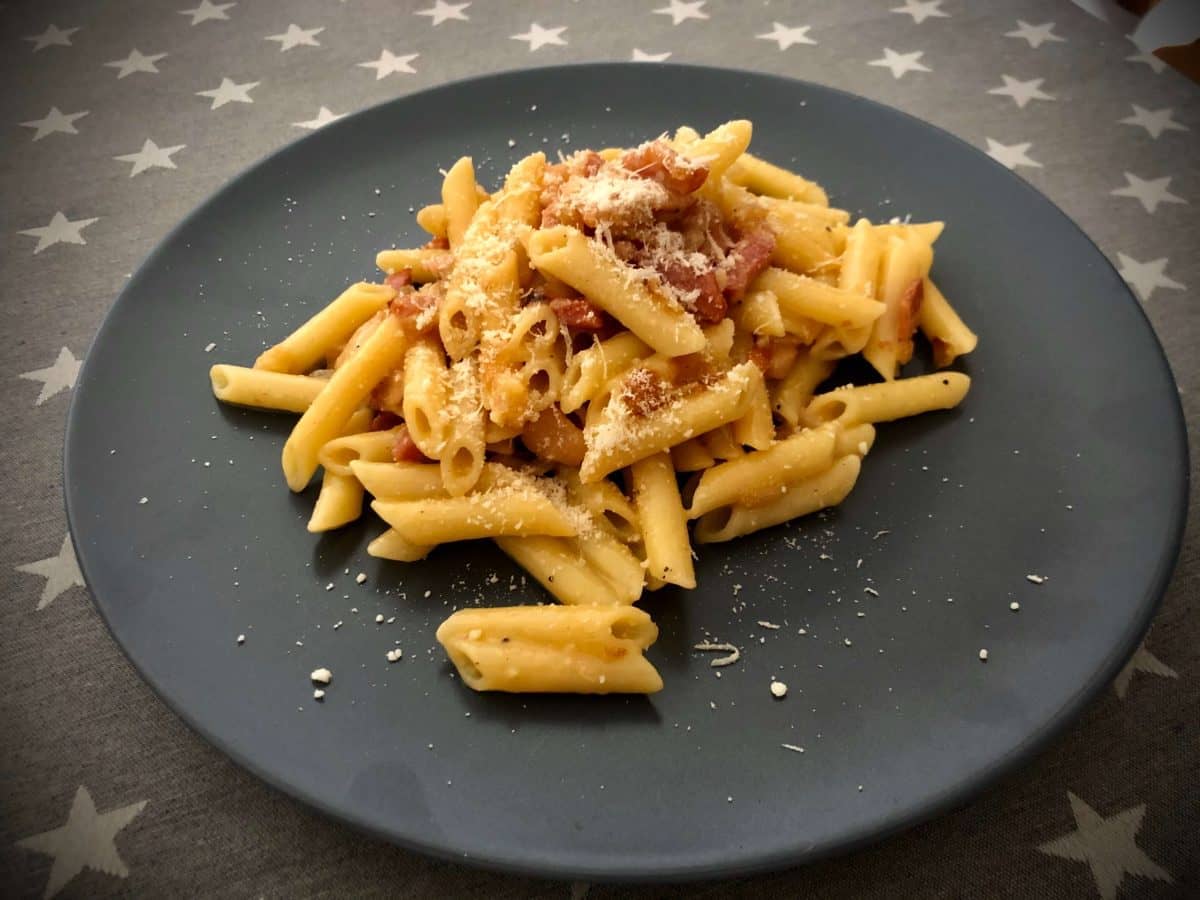 Macarrones con salsa carbonara hecha con huevo