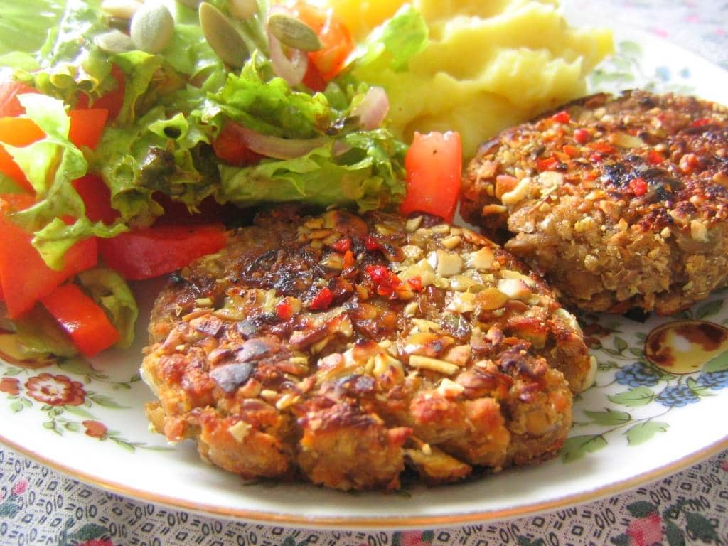 Dos milanesas de lentejas, comida vegana