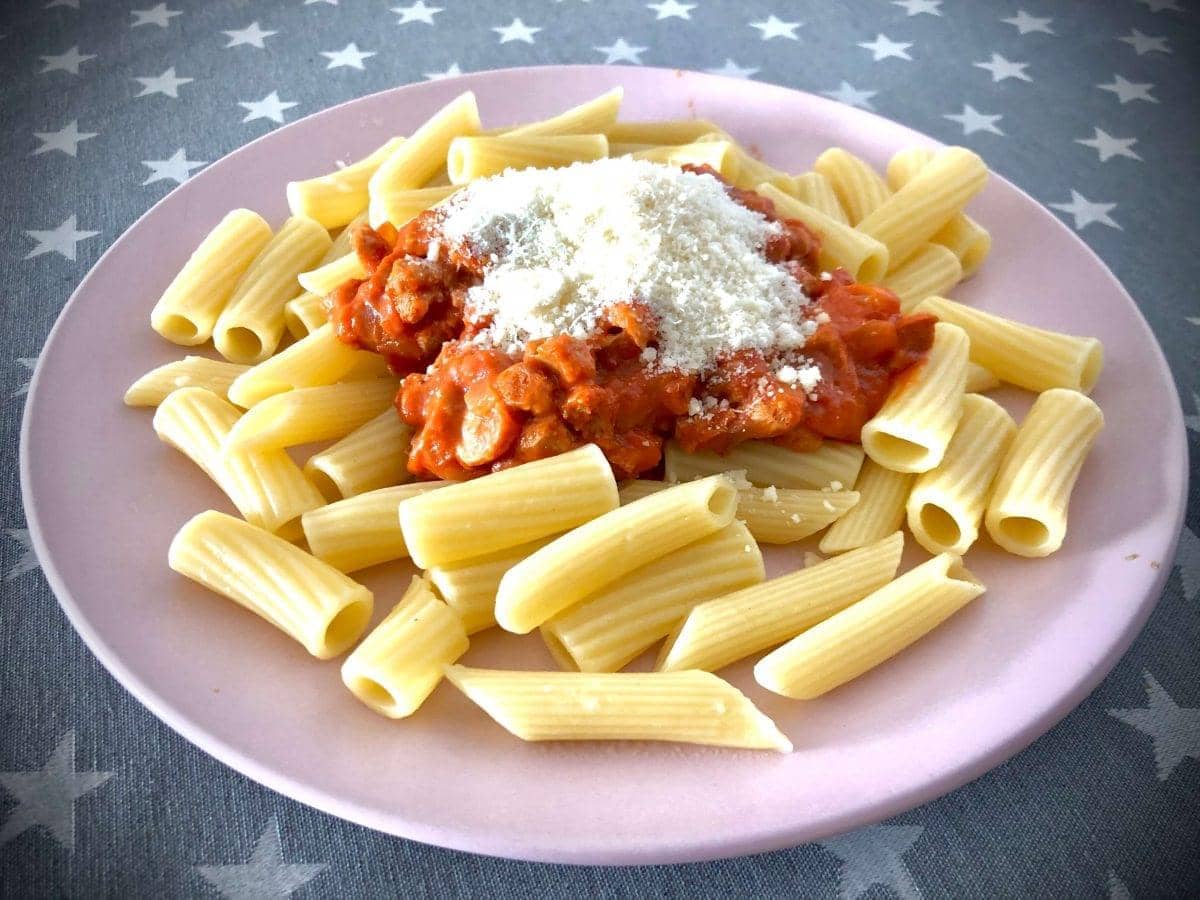 Ración de macarrones con salsa boloñesa con soja texturizada