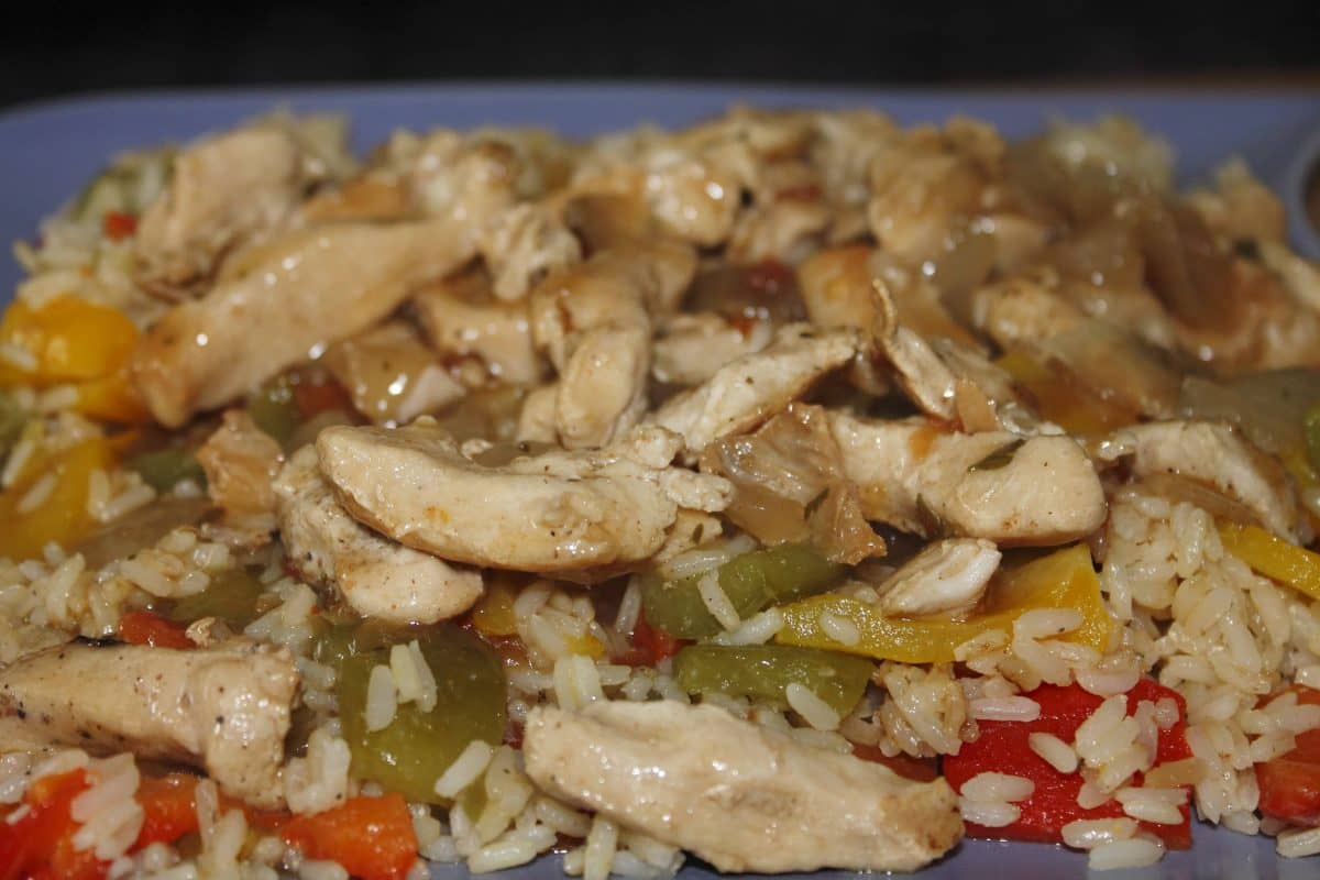 Pollo con verduras y arroz servido en plato