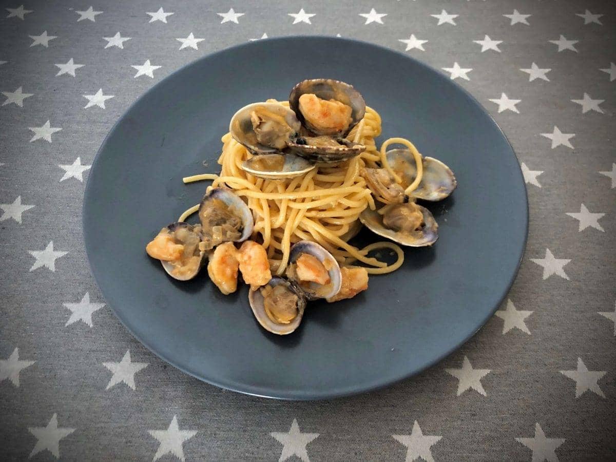 Ración de spaghetti de almejas y langostinos