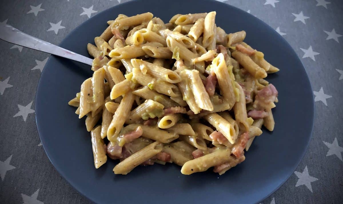 Plato de carbonara con puerros