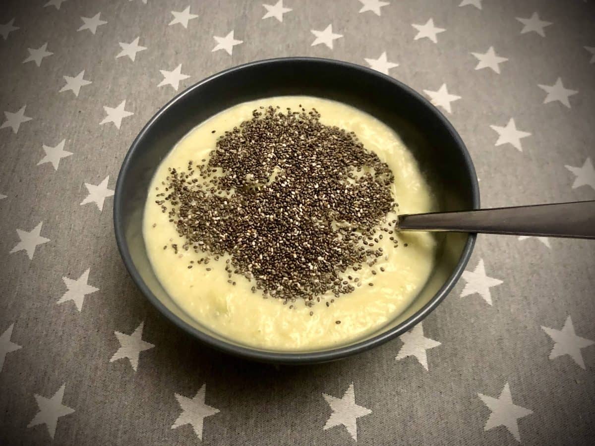 Bol de crema de verduras con chía