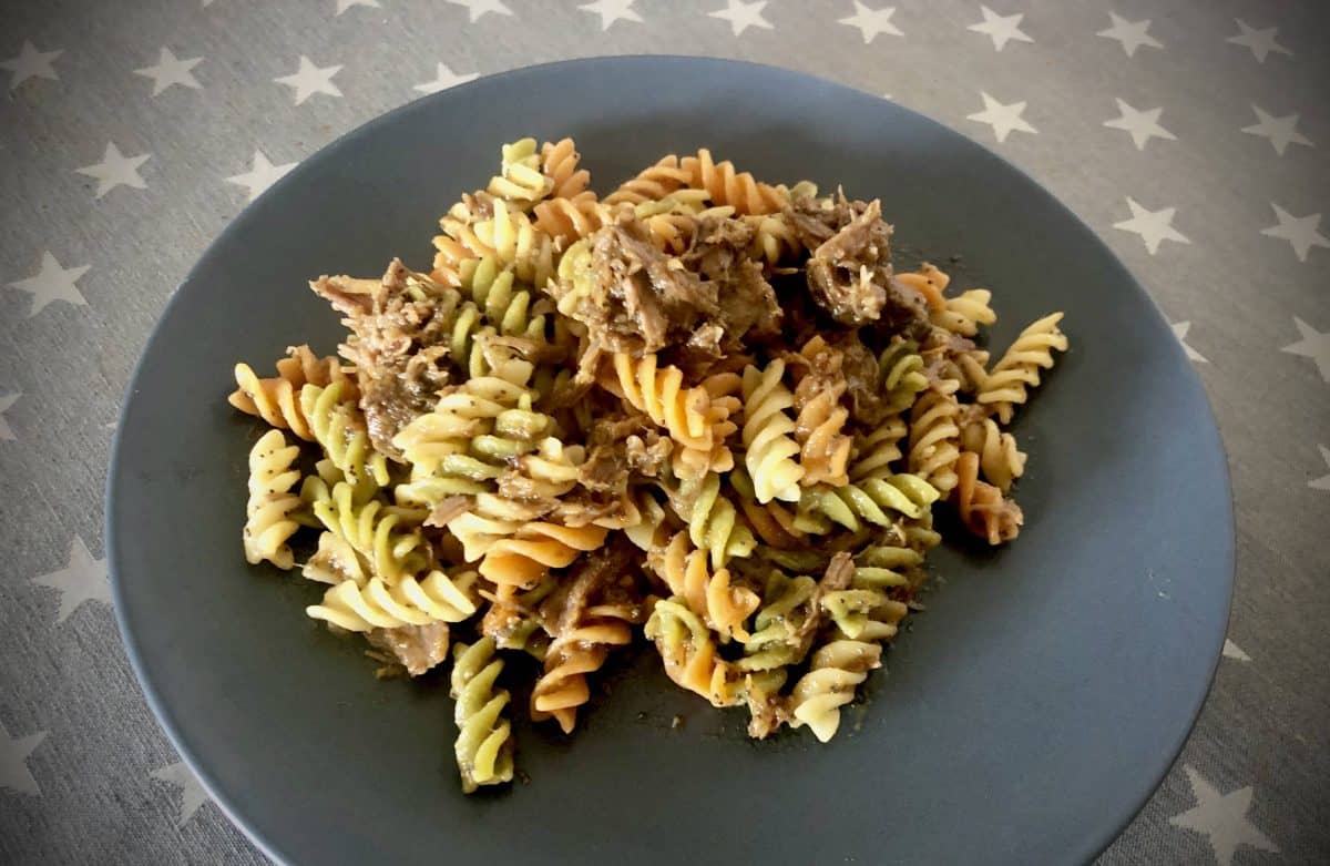 Plato de pasta tricolor con carrilleras y semillas de amapola
