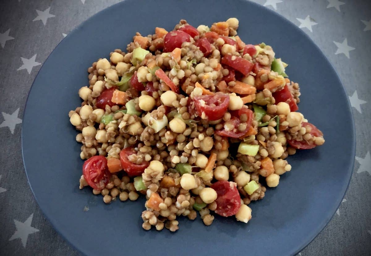 Plato de ensalada de legumbres realfooder