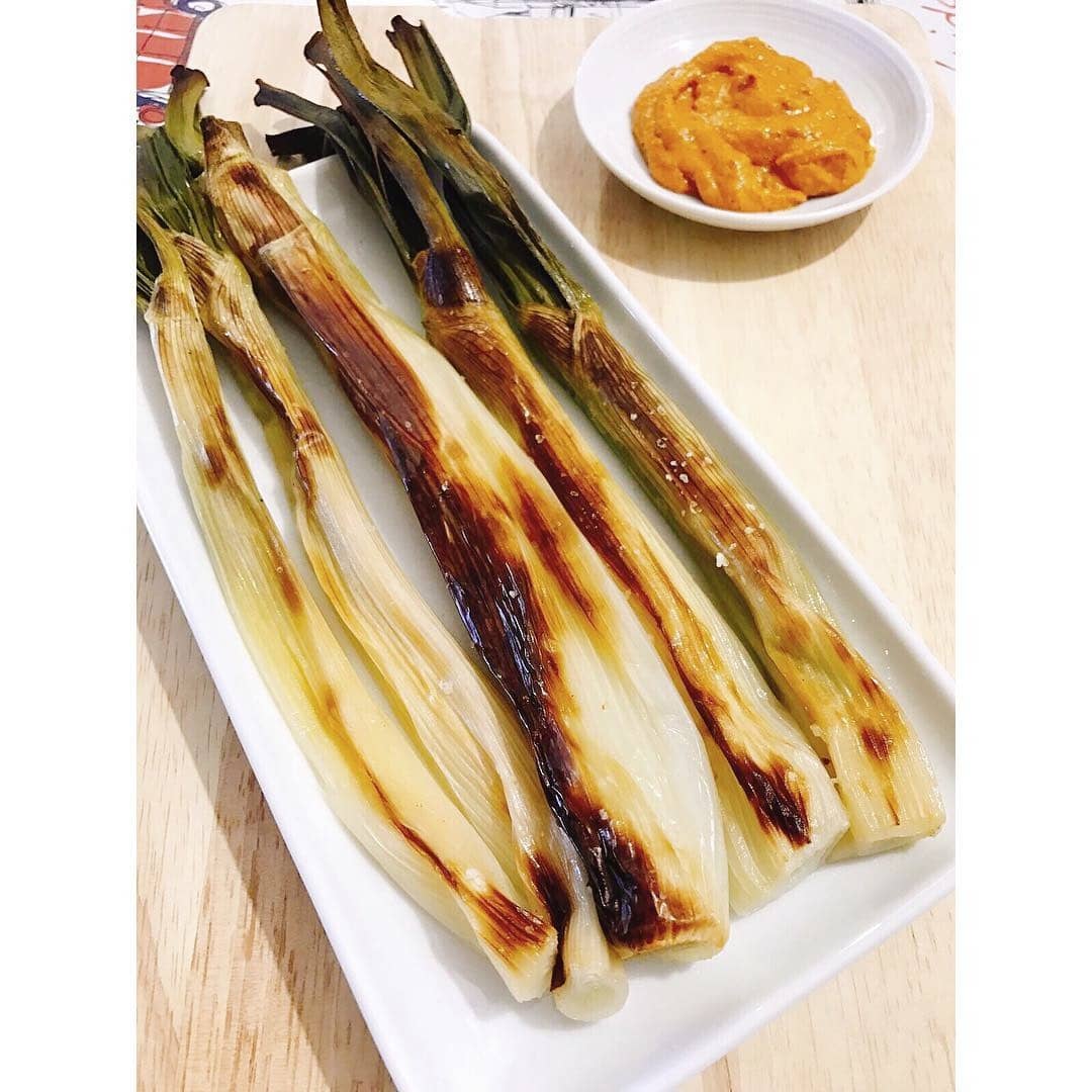 Ración de calçots con salsa romesco