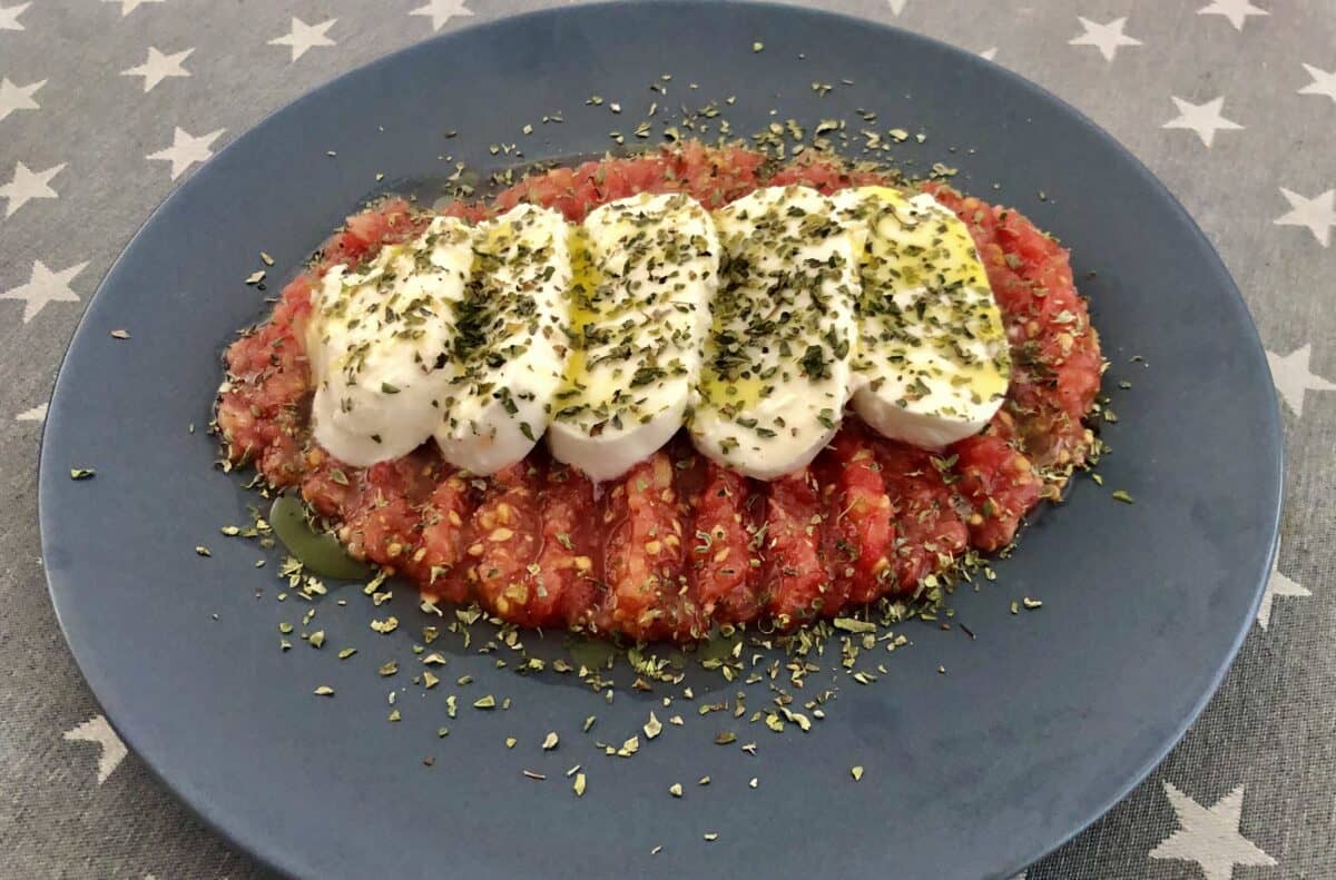 Enslada de tomate y mozzarella fresca